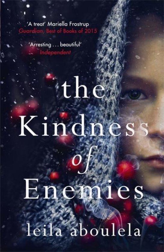 Boekomslag met de titel 'the Kindness of Enemies' door leila aboulela. Een meisje kijkt toe, omringd door besneeuwde takken met bessen.