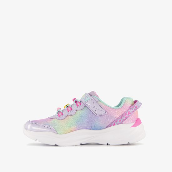 Zij-aanzicht van roze en pastelkleurige Skechers sneaker met glitter, regenboogprint en klittenbandsluiting.