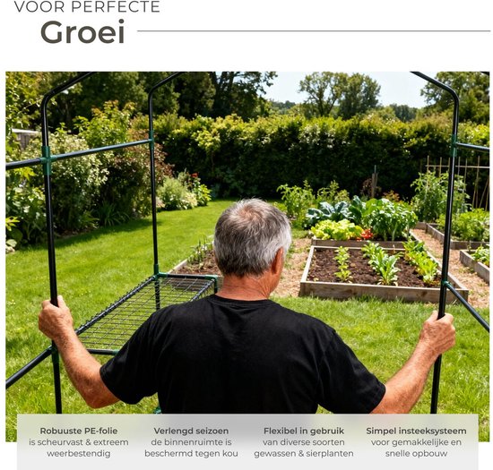 Een man pakt de zijkanten van een open hobbykas vast in een tuin. Ernaast groenten in een bed.