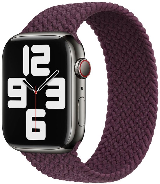 Apple Watch avec un bracelet tressé couleur cerise foncée, gros plan.