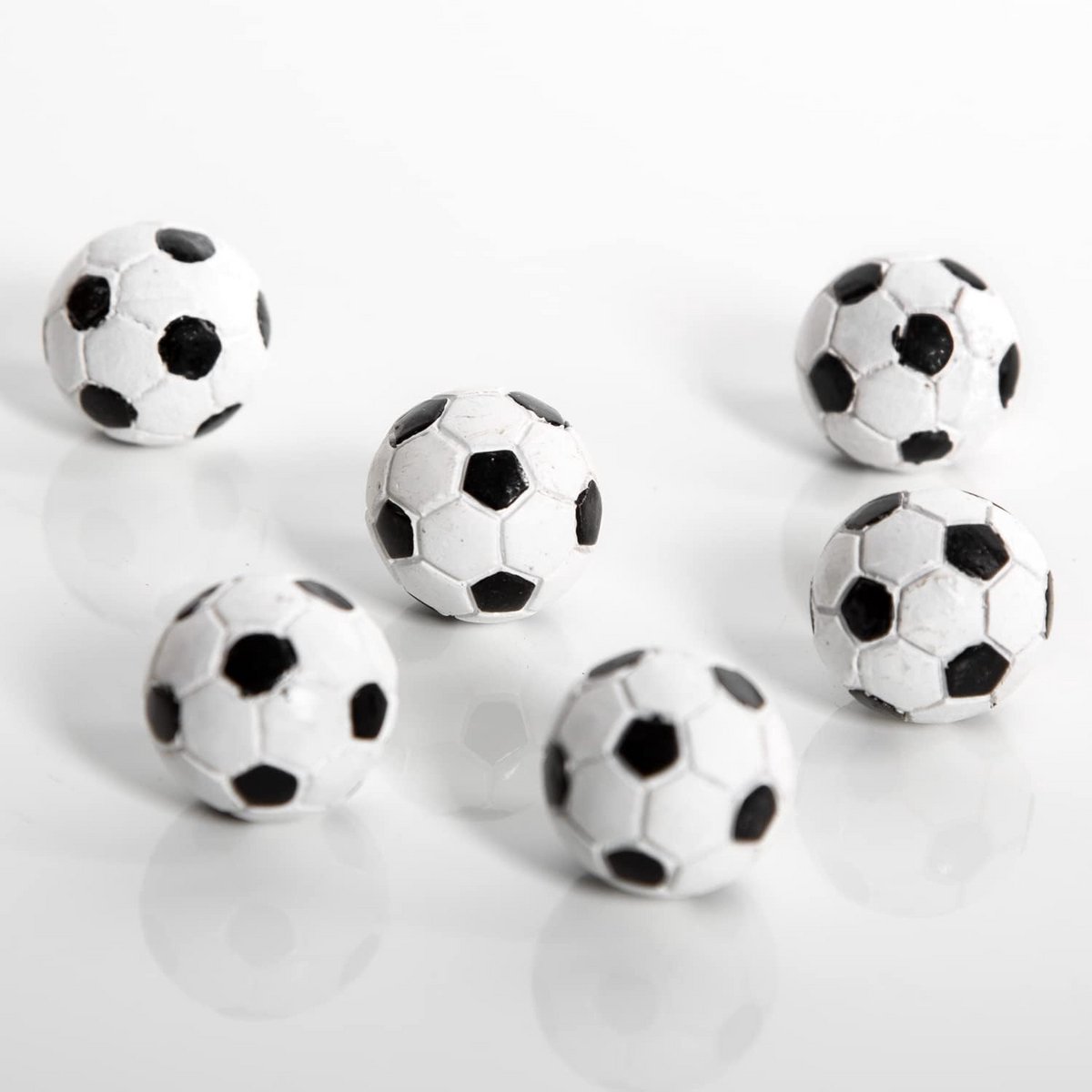 6 Mini Voetballetjes Decoratie Zwart Wit - Tafeldecoratie & Feestartikelen (2 cm)