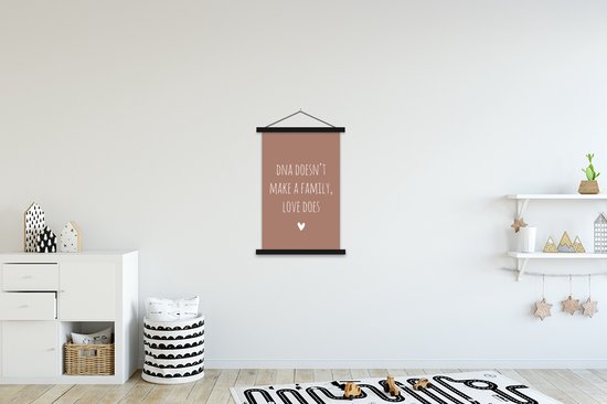 Support pour affiche avec affiche 60x90 cm - Affiche scolaire - Citation anglaise «DNA ne fait pas une famille, l'amour le fait » avec un cœur sur fond marron - Affiche textile - Lattes noires