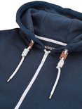 Sluiting en capuchon van een donkerblauwe hoodie met witte rits.