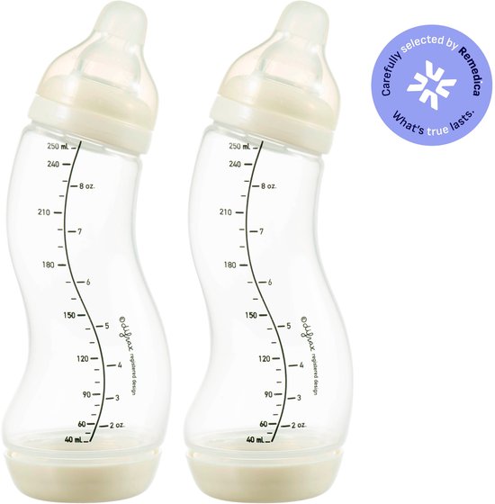 Deux biberons Difrax en S avec fond crème et le logo Remedica.