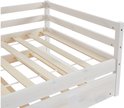 Detail van het witte houten bedframe met lattenbodem.