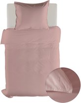 Roze dekbedovertrek met één kussen, opgemaakt op een bed.