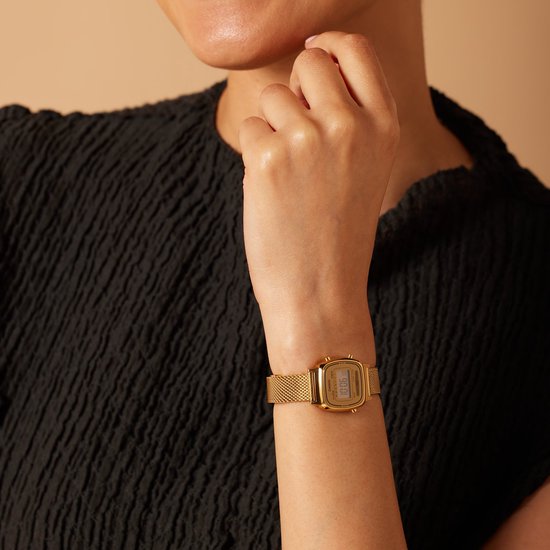 Gouden Casio dameshorloge met mesh band gedragen aan de pols.