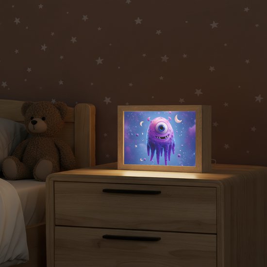 Nachtlampje 20x15 cm - Kinder lampje - Monster - Ruimte - Sterren - Paars - Tafellamp kinderkamer - Slaapkamer lamp - Bedlamp kinderen - Kinderlampje stopcontact - Wandlamp babykamer - Nachtlampjes van OnlyWow — afbeelding 2