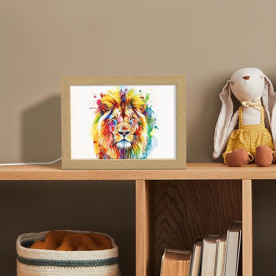 Nachtlampje 20x15 cm - Kinder lampje - Leeuw - Verf - Kleurrijk - Wit - Dier - Tafellamp kinderkamer - Slaapkamer lamp - Bedlamp kinderen - Kinderlampje stopcontact - Wandlamp babykamer - Nachtlampjes van Merkloos — afbeelding 3