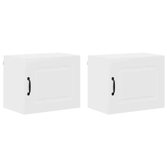 De Rode Eieren Van Close-uppasen Met Volks Wit Patroon In Mand Naast Kandelaar Op Rustieke Houten Raad Oekra%c3%afense Traditionele Image112739879
