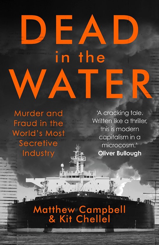 Boekcover: 'DEAD in the WATER' met een grote olietanker onder een grijze, dramatische lucht. Titel en auteursnamen in oranje en wit.