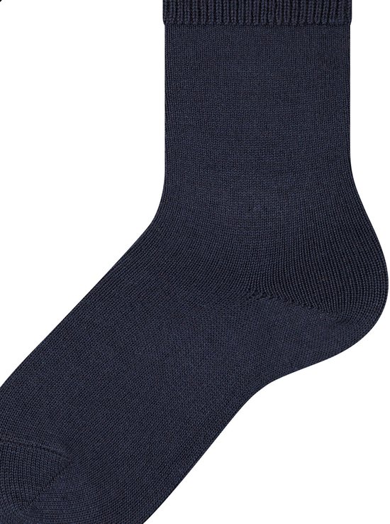 Een donkerblauwe sok met geribbelde boord, deels zichtbaar.