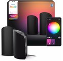 Boîte de Philips Hue Play wall washer avec deux lampes de table noires et un smartphone affichant une palette de couleurs.