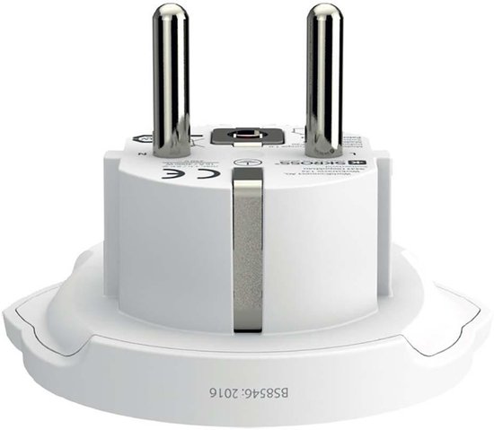 Witte Skross reisadapter met twee metalen pinnen en de tekst 'BS8546:2016'.