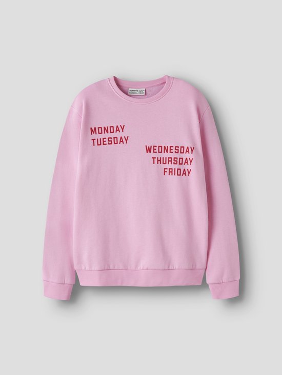 Roze sweater met de tekst 'MONDAY TUESDAY' en 'WEDNESDAY THURSDAY FRIDAY' in het rood.