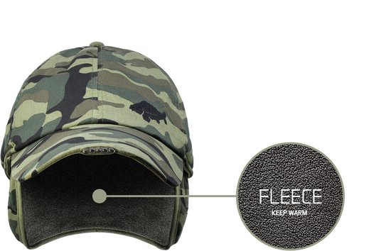 Camouflage pet met teddy voering, met een tekstlabel 'FLEECE KEEP WARM'.