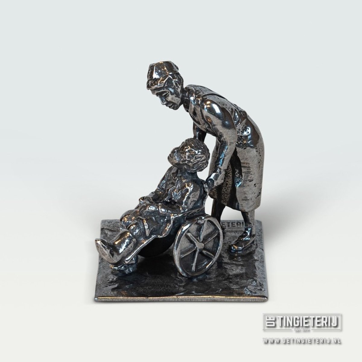De tingieterij Tinnen Verpleegster met rolstoel – Handgemaakt Miniatuur Zorg – Beroepenbeeld Verpleging – Uniek Cadeau & Decoratie - jubileum - pensioen Zilver