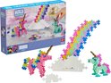 Plus-Plus Learn to Build eenhoorns 275 delige set met een roze en een mintgroene eenhoorn, regenboog, wolken en bouwstenen.