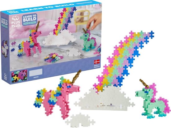 Plus-Plus Learn to Build eenhoorns 275 delige set met een roze en een mintgroene eenhoorn, regenboog, wolken en bouwstenen.