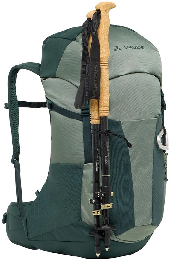Zij-aanzicht van een grijze en donkergroene rugzak met wandelstokken.