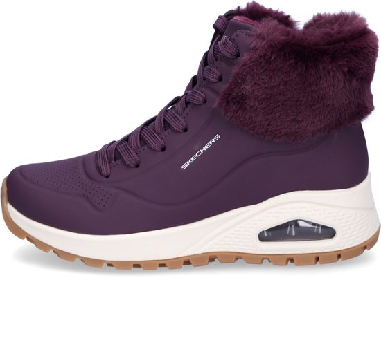 Paarse veterboot met bontkraag, witte zool en Skechers logo.