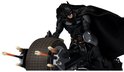 Batman op de Batpod, met de voorwielen en pinnen zichtbaar.