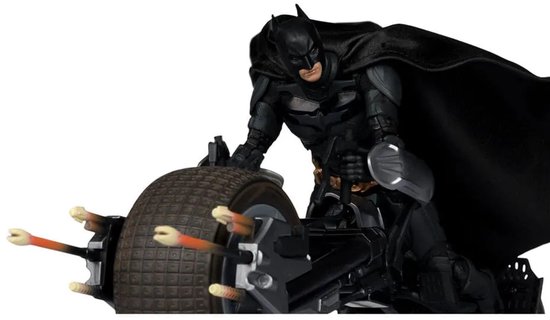 Batman op de Batpod, met de voorwielen en pinnen zichtbaar.