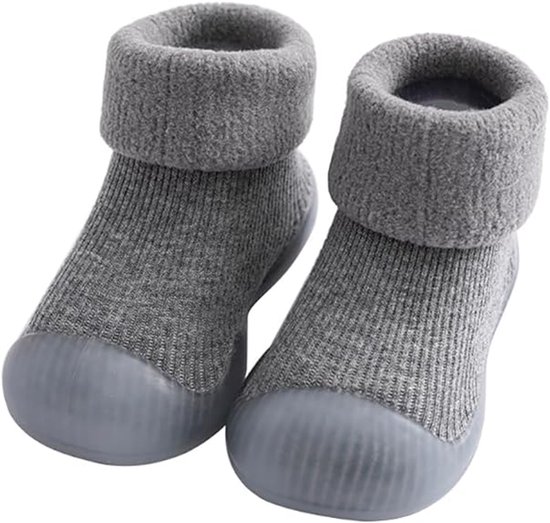 Een paar grijze gebreide babysokken met omgeslagen manchetten en een lichtgrijze rubberen zool.
