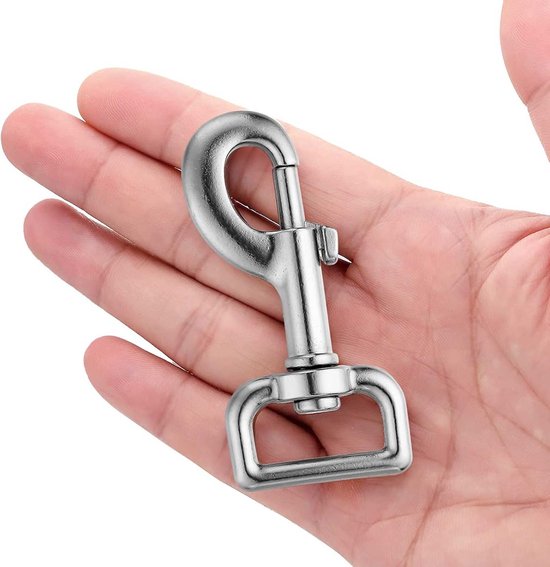 Zilverkleurige metalen karabijnhaak met D-ring, vastgehouden in een hand.