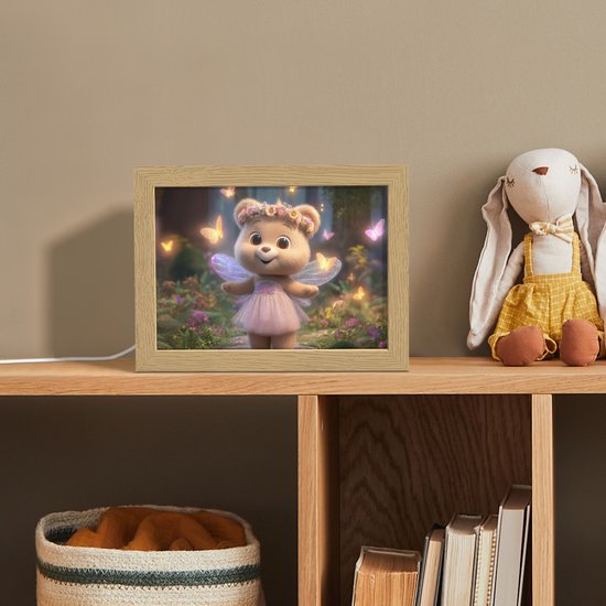 Nachtlampje 20x15 cm - Kinder lampje - Teddybeer - Bloemenkrans - Vlinders - Elfenvleugels - Tafellamp kinderkamer - Slaapkamer lamp - Bedlamp kinderen - Kinderlampje stopcontact - Wandlamp babykamer - Nachtlampjes van Merkloos — afbeelding 3