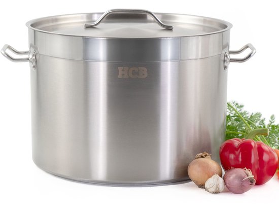 Zilverkleurige RVS kookpan met deksel, 'HCB'-logo en twee handvatten, met groenten ernaast.
