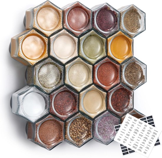 Porte-épices magnétique de 20 pots hexagonaux en verre remplis de diverses épices.
