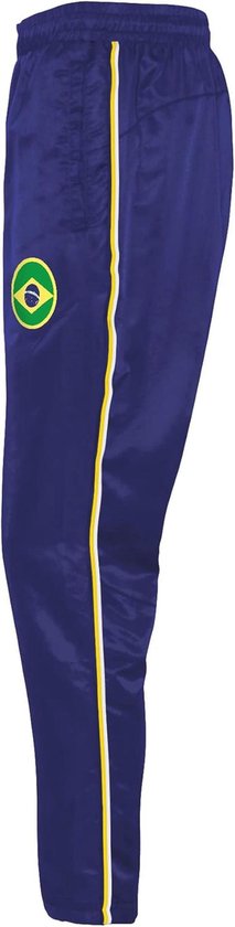 Een marineblauwe voetbalbroek voor jongens met de Braziliaanse vlag op de linkerheup en een gele en witte streep aan de zijkant.