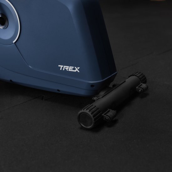 Detail van de marineblauwe behuizing van een hometrainer met het 'TREX' logo.