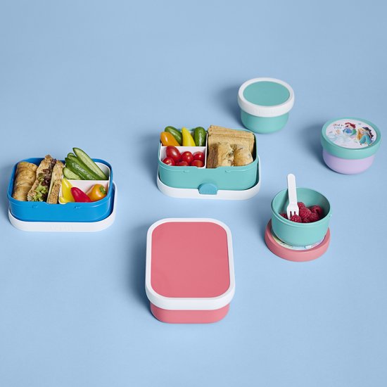 Plusieurs boîtes à lunch et gobelets Mepal, remplis de divers aliments.