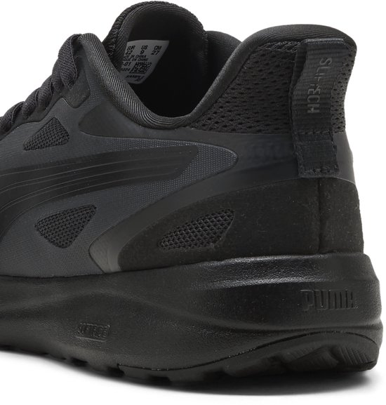Achterkant van zwarte PUMA sneaker met 'PUMA' en 'SLIPTECH' logo's.