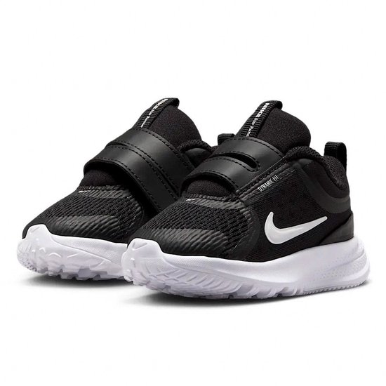 Zwart-witte Nike sneakers voor kinderen. Met klittenbandsluiting en witte swoosh.