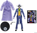 De Joker actiefiguur met paars pak, gele vest en paarse jas, met accessoires: jas, standaard en comic.