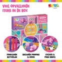 Drie close-ups van de "The Big Creative Craft Box": glitterlijm, gekleurde pompons en foam figuurtjes.