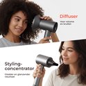 Boven: Vrouw met krullen gebruikt de diffuser opzetstuk van de CIRIE L haardroger. Onder: Styling-concentrator opzetstuk voor gladder resultaat.