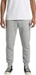 Lichtgrijze joggingbroek met zwart logo op de linkerheup, gedragen door een model.