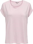 Lichtroze t-shirt met witte strepen en omgeslagen korte mouwen.