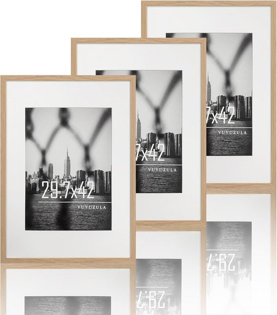 Set van drie eikenhouten fotolijsten van 29,7x42 cm met passe-partout, staand opgesteld.