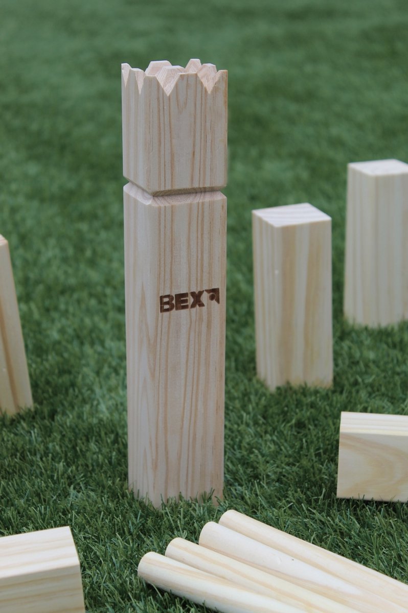 Bex Kubb Basic – Zweeds Vikingschaak – Toegankelijk Buitenspel – FSC Grenenhout – Koning Met Houtkleurige Kroon – Vanaf 8 Jaar – Inclusief Opbergnet Met Trekkoord — afbeelding 9