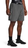 Man in donkergrijze sportbroek met 'UNDER ARMOUR' logo op de zijkant.