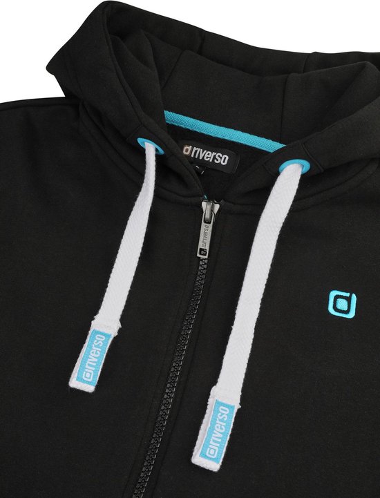 Close-up van een zwarte hoodie met capuchon, rits en witte trekkoorden.