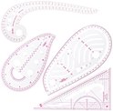 Verzameling transparante, roze naaipatronen linialen, waaronder een driehoekige en een komvormige.