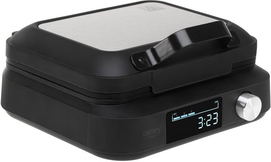 Zwarte wafelijzer met zilverkleurige deksel en een digitaal display.