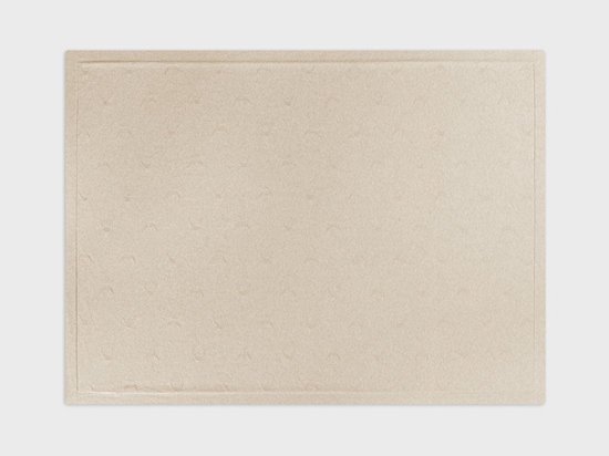 Een beige deken met een subtiel, ingeweven maanpatroon, liggend op een witte achtergrond.