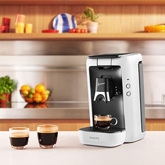 Witte Senseo Maestro koffiemachine met twee kopjes koffie en twee lege kopjes.